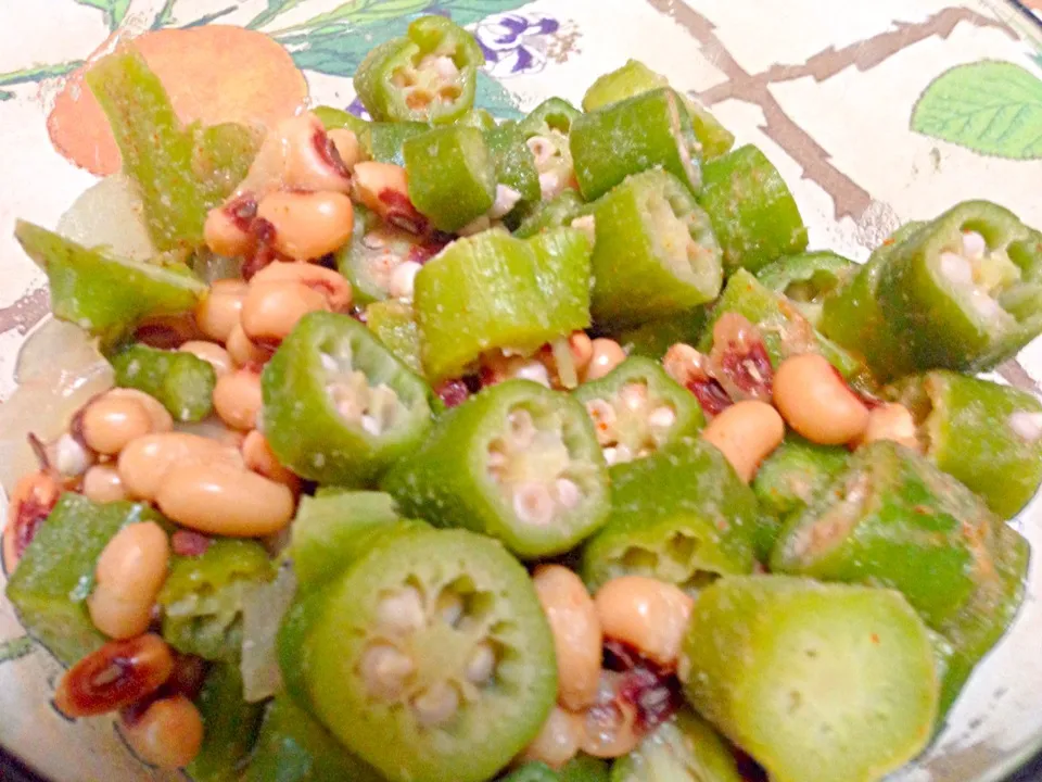 Snapdishの料理写真:Okra and peas|soberrynaturalさん