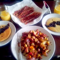 Organic Pancakes with Bourbon-Blackberry Sauce, Maple Bacon and Hot Pepper & Red Potato Hash|Meg Davisさん