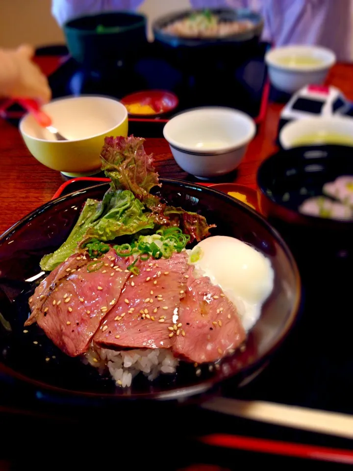 Snapdishの料理写真:松阪牛ローストビーフ丼|ヒヅさん