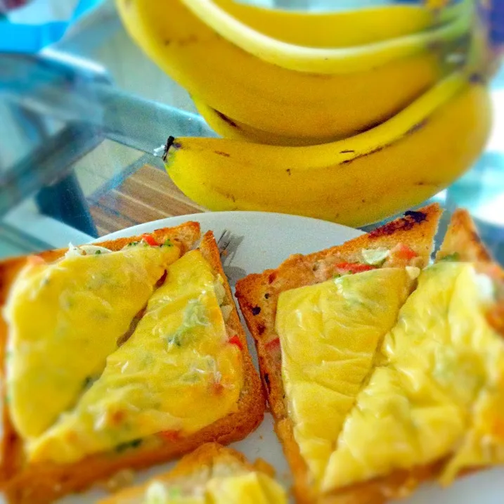 Snapdishの料理写真:Bread pizza for kids Sunday breaky!|liniazziさん