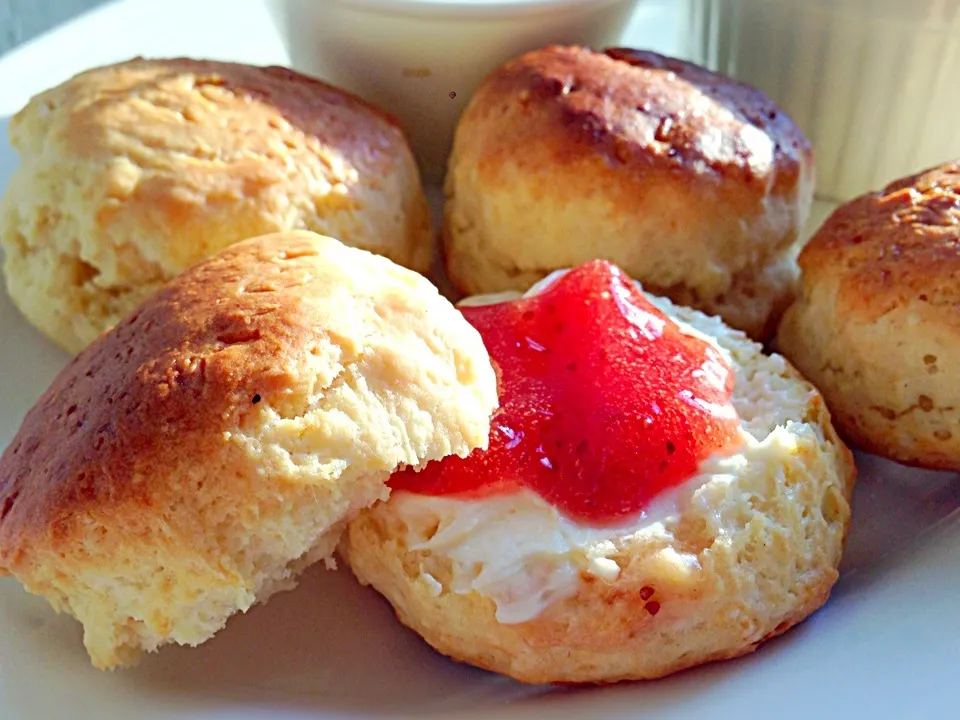 English Scone with rose petal jam & clotted cream|Misstyさん