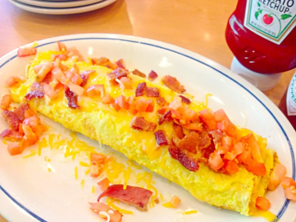 Snapdishの料理写真:Bacon Temptation Omelette☆IHOP(ワイキキ)|leimomiさん