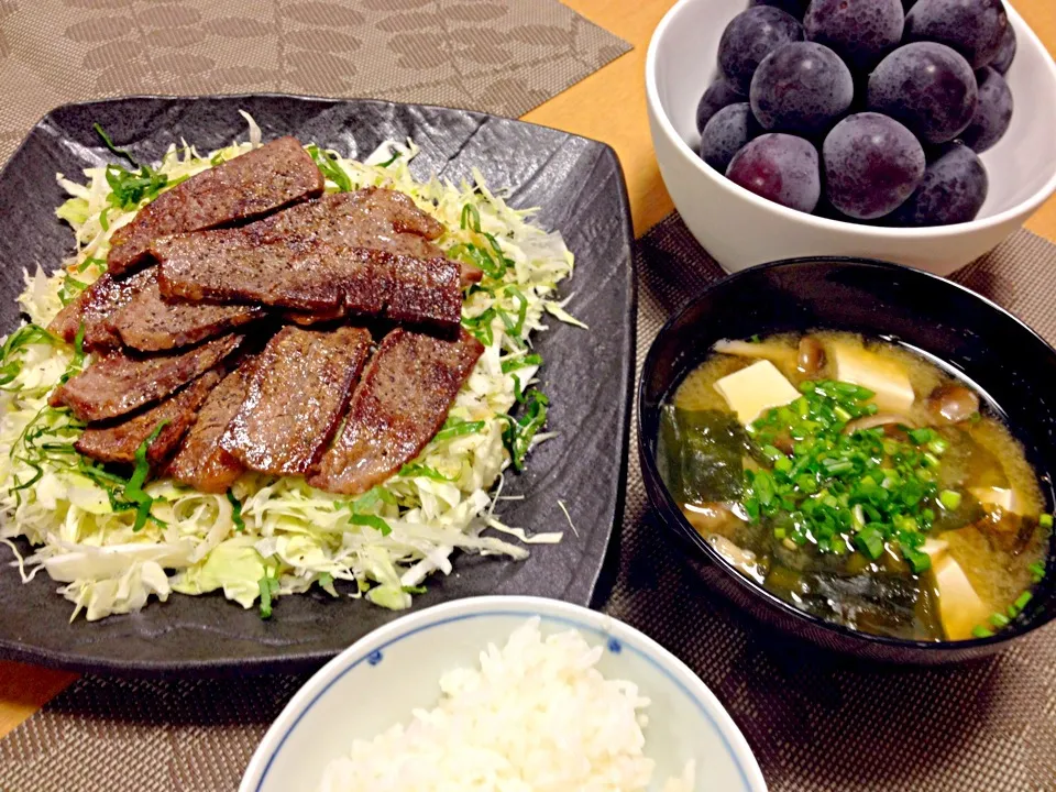 焼肉、豆腐とキノコの味噌汁、ぶどう。|ねむねこさん