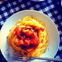 Snapdishの料理写真:昨晩の鶏トマト煮ソースでパスタ yesterday's dinner🐔🍅🍷 became today's pasta source🍝|Mina you mess me upさん