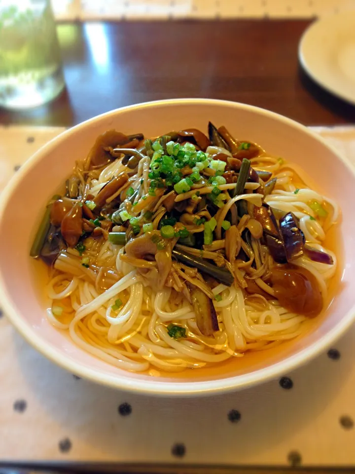 Snapdishの料理写真:山菜そうめん！いただいたそうめん、美味いっ(´･ω･`)ﾉｼ|ツナコさん