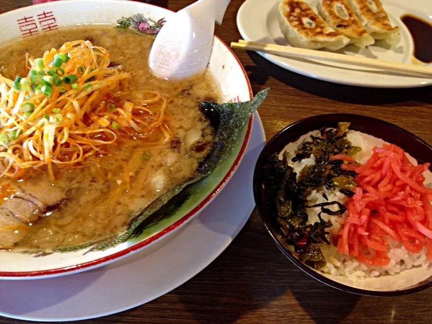 しょうゆトンコツらーめん＆高菜 紅しょうがご飯。|キリくんさん