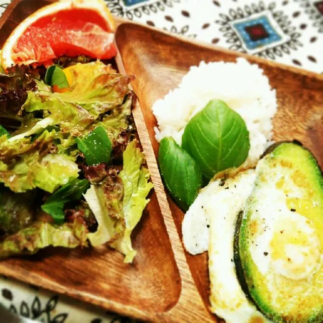 みちゃこさんのFried egg in avocado|トミーサクさん