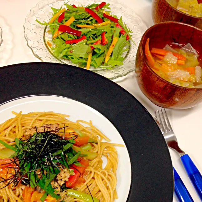 サバ缶とトマトの濃厚なパスタ⭐京水菜とカラーピーマンのサラダ自家製ドレッシング⭐根菜スープ|Miyukiさん