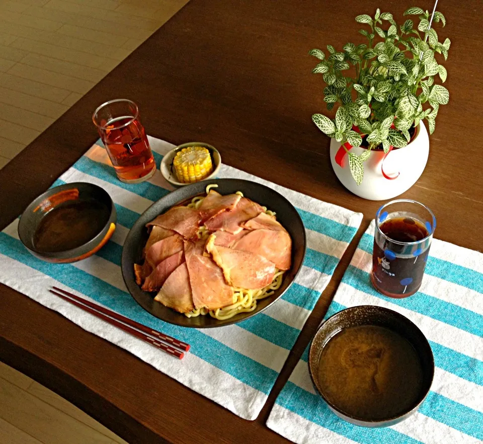 チャーシューたっぷりつけ麺、とうもろこし塩茹で、プーアル茶|pentarouさん