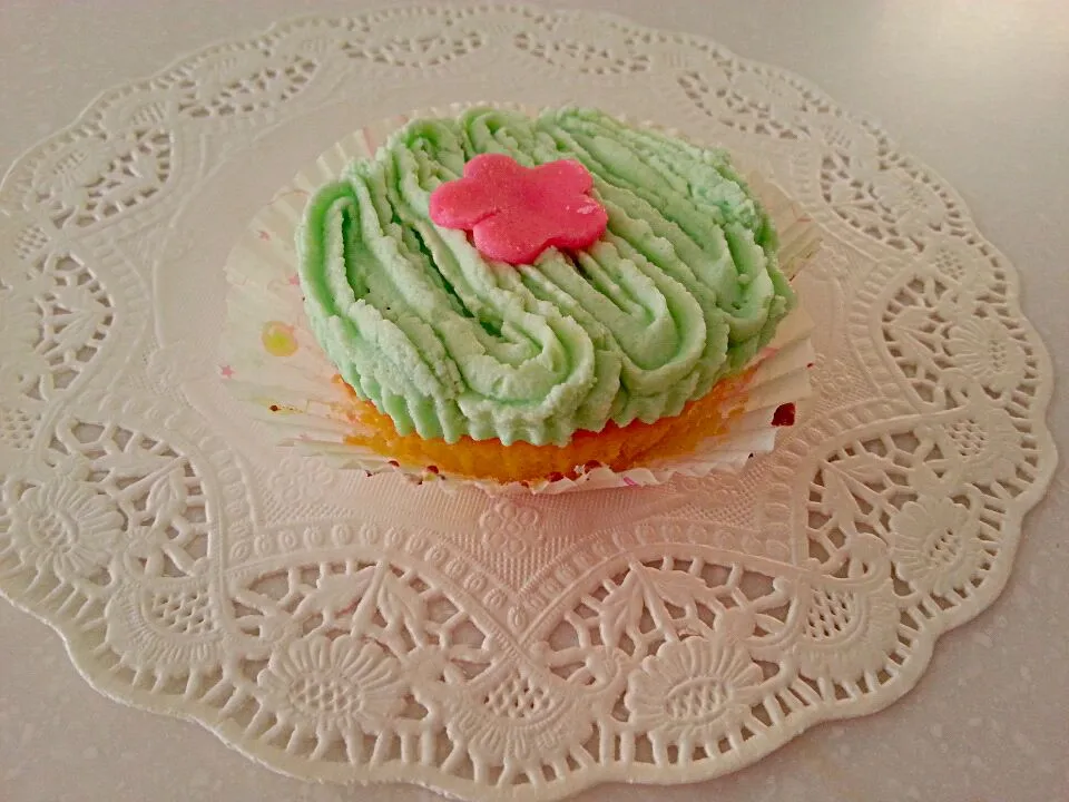 Banana chocolate chip cupcake with turquoise buttercream icing!|Safaa Aamirさん