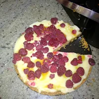 Snapdishの料理写真:Tarta de crema pastelera y frambuesas en base de galletas|paulaさん