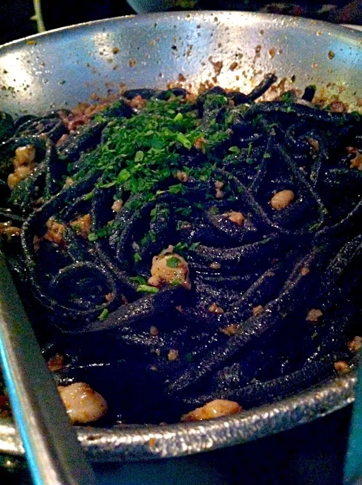 Snapdishの料理写真:イカ墨のパスタ / squid ink pasta Aglio Olio tinta de calamari|Juliee ~ ジュリーさん