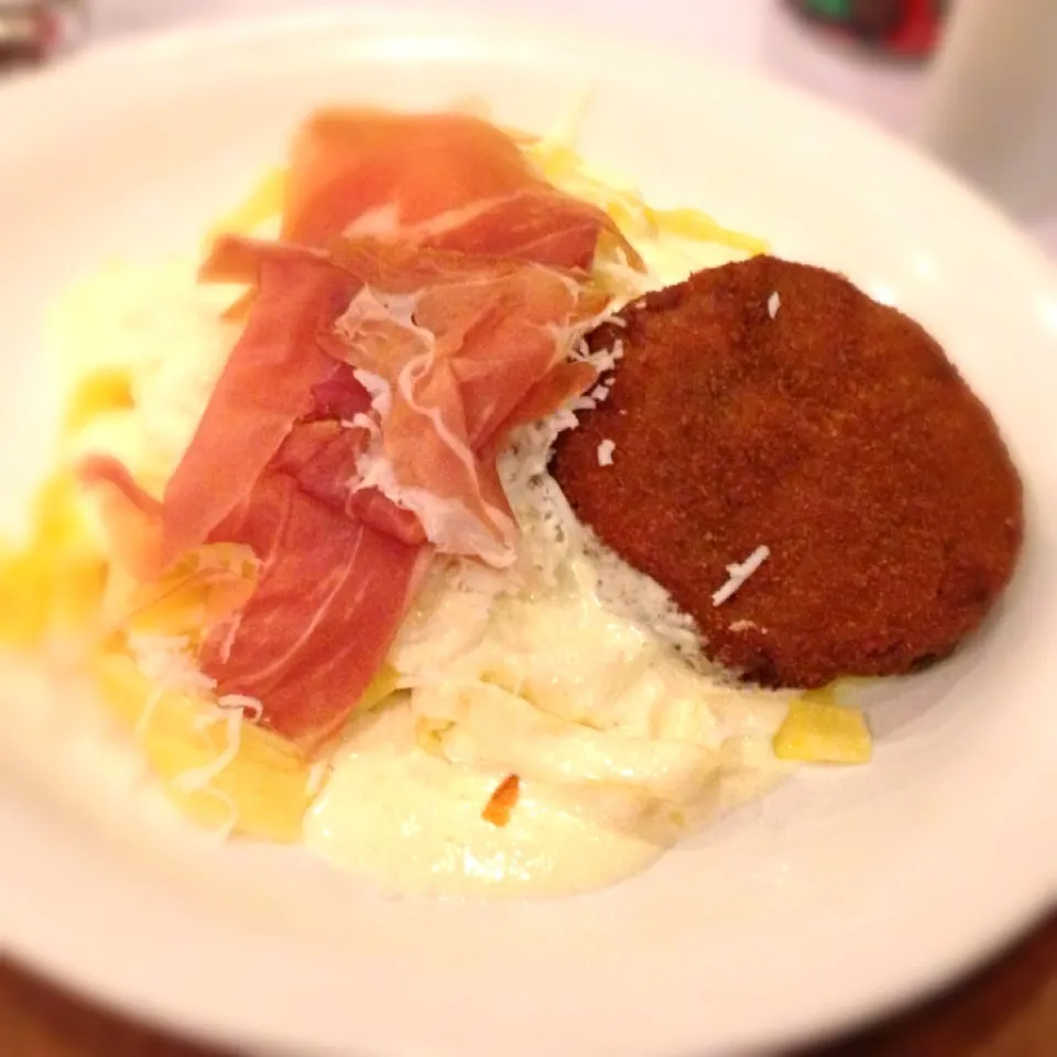 Fettuccine Alfredo with prosciutto   and polpetone with cheese.|Bruno Pereira Cardosoさん