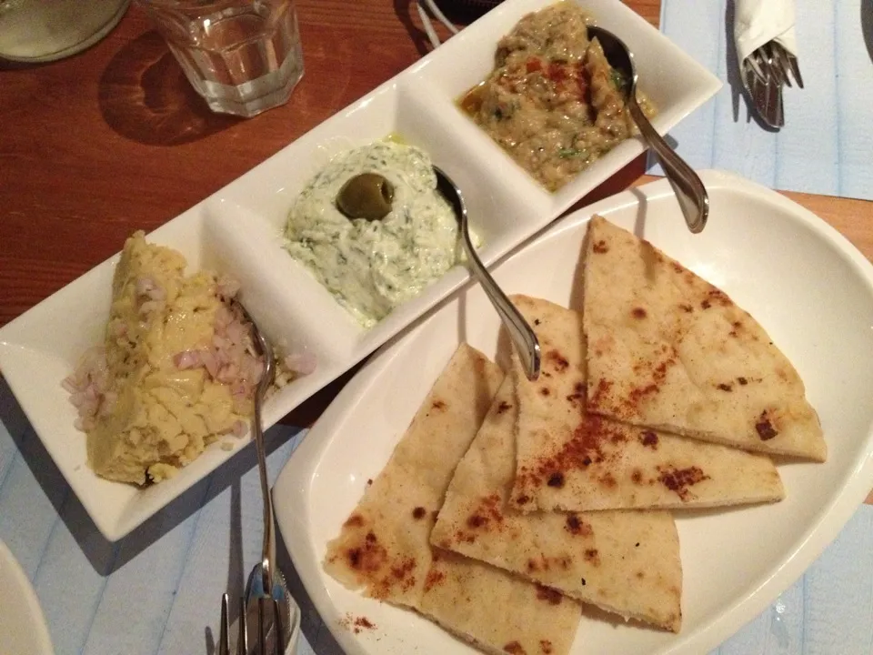 Pita bread with smoked eggplant, yoghurt, lentils dipping|AmeSabさん