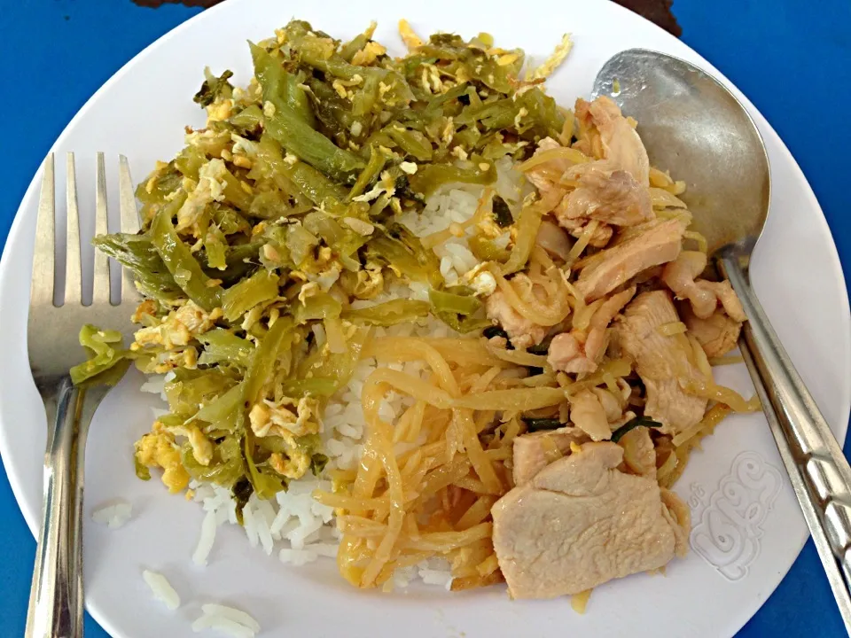 ข้าวราดแกง 2 อย่าง 25 บาท|Vorapoatさん