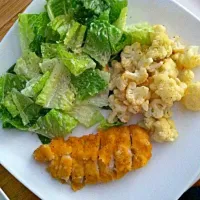 Snapdishの料理写真:Chicken Caesar salad with side of Roasted Cauliflower|JC ELLINGERさん