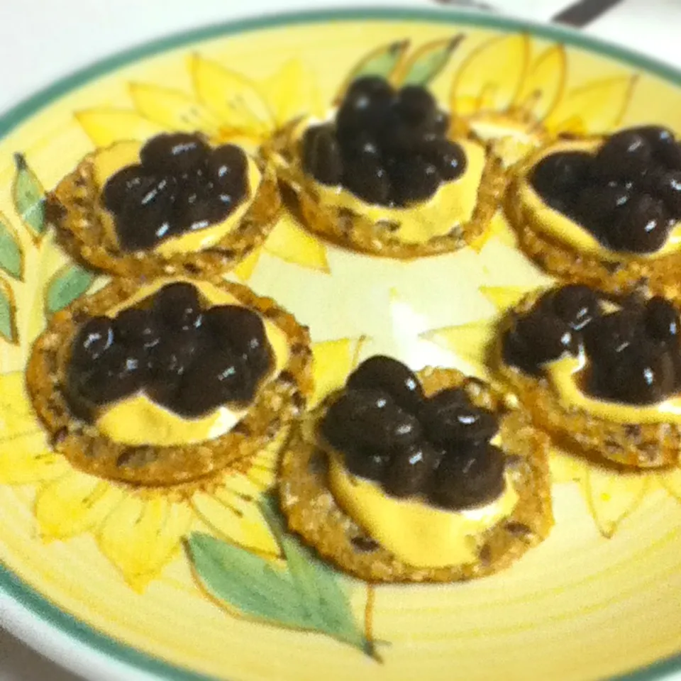 Vegan "nachos" (gluten-free grain crackers topped with cashew cheese & black beans)|Sai linさん