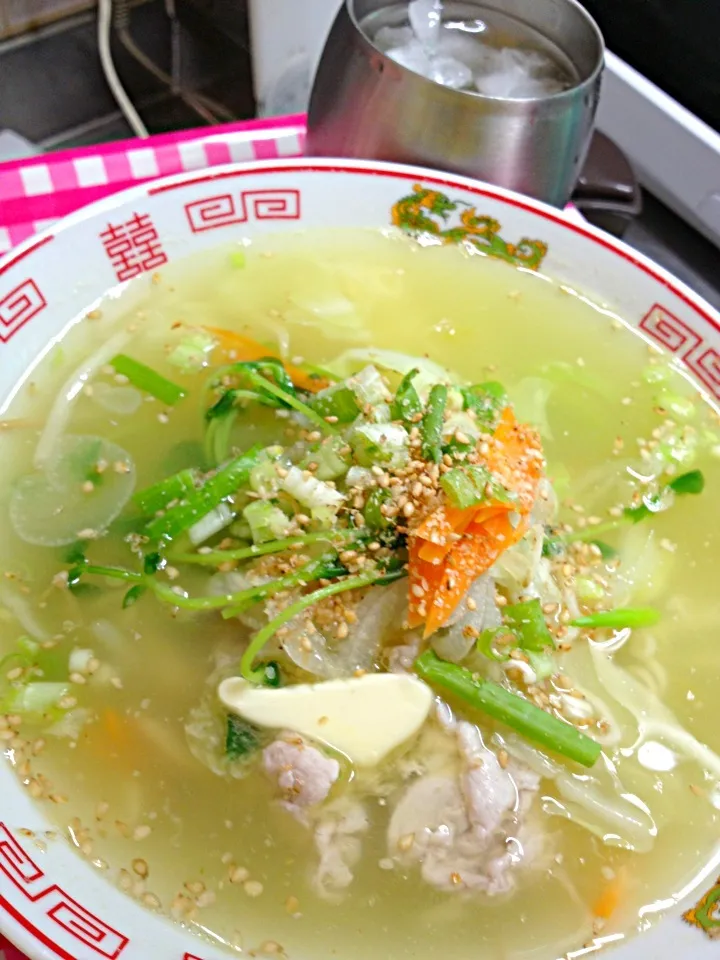 久しぶりに、サッポロ一番潮ラーメン。麺は、半分|ハルさん