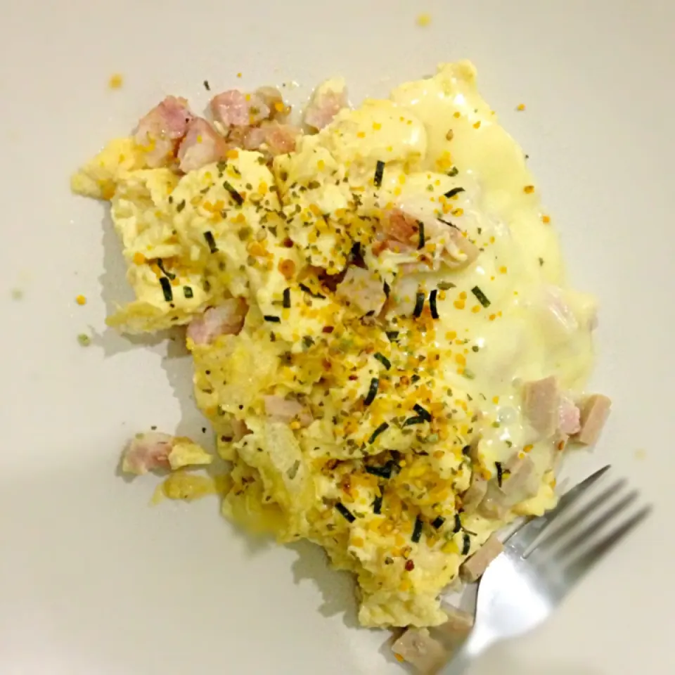 Omelet with cheese on top|Nattharak Dilokpitthayarathさん