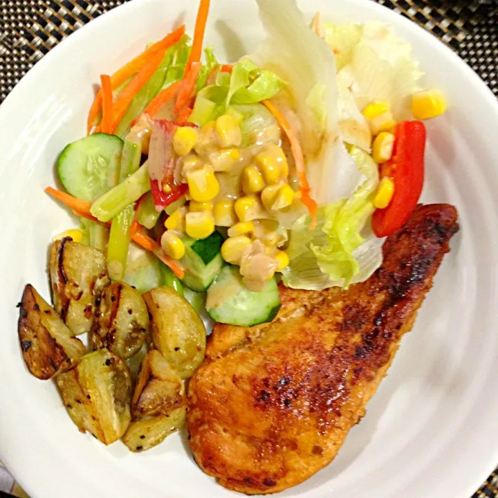 Snapdishの料理写真:Frango Grelhado, Salada e jiló !!!|lucia inoueさん