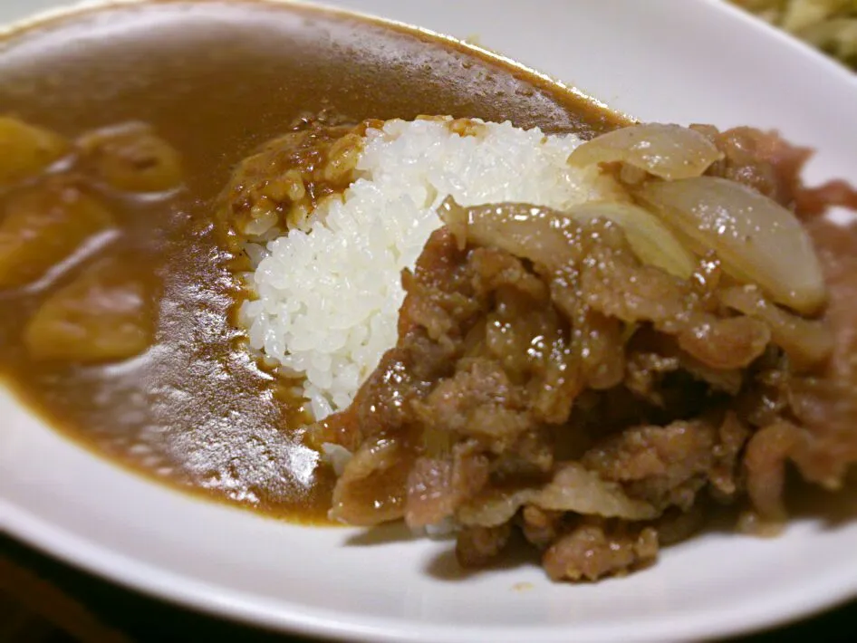 豚の生姜焼きをたっぷり乗せたスタミナカレー|cookingパパ五郎さん