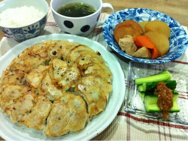 餃子・大根さつま揚げ人参鶏肉煮物・もろきゅう・わかめスープ|まーままさん