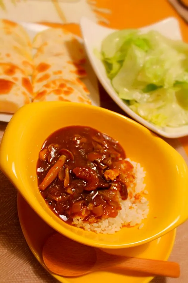 牛筋とキノコのカレー・チーズとミニトマトの餃子の皮包み・レタスサラダ|ちびめがさん