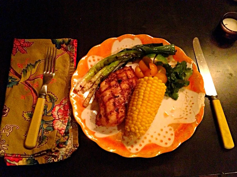 Grilled chicken with grilled scallions, corn, lime, and cilantro. Oh, and yellow cherry tomatoes. :)|nayo satterleeさん