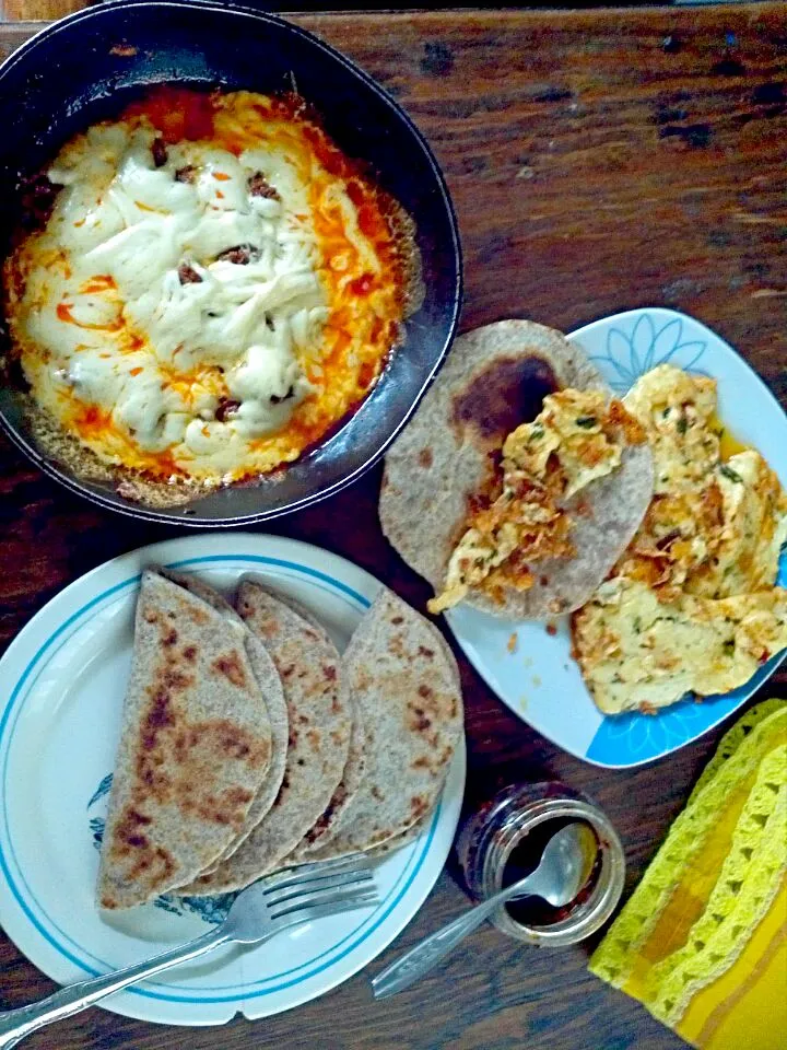 y para cenar... quesadillas, choriqueso y queso botanero asado... claro con unas de harina!|Javier Rdz.さん