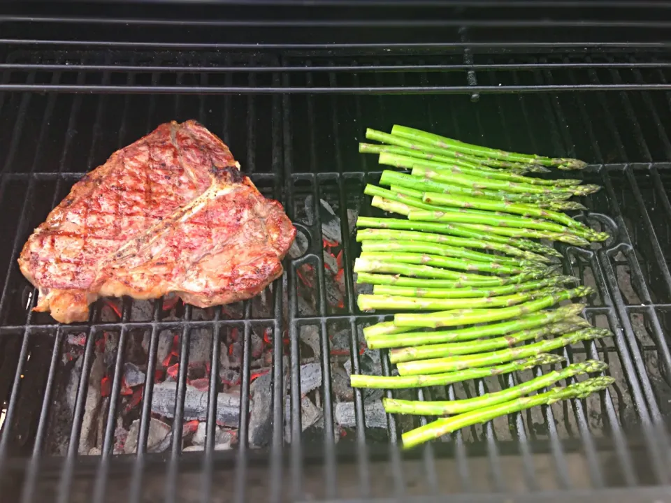 T-Bone and Grilled Asparagus|Gregさん