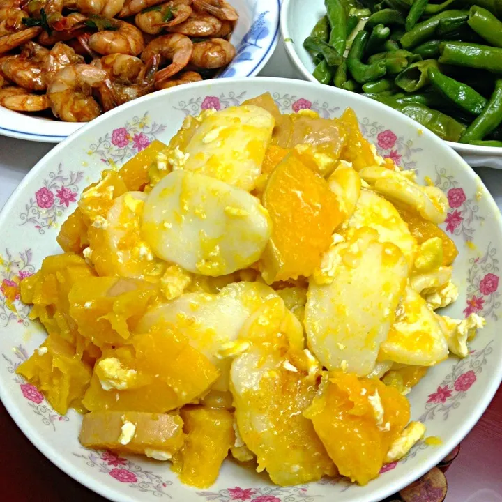 Rice cake stir-fried with butter pumpkin and salty egg 南瓜鹹蛋炒年糕|MyRaXさん