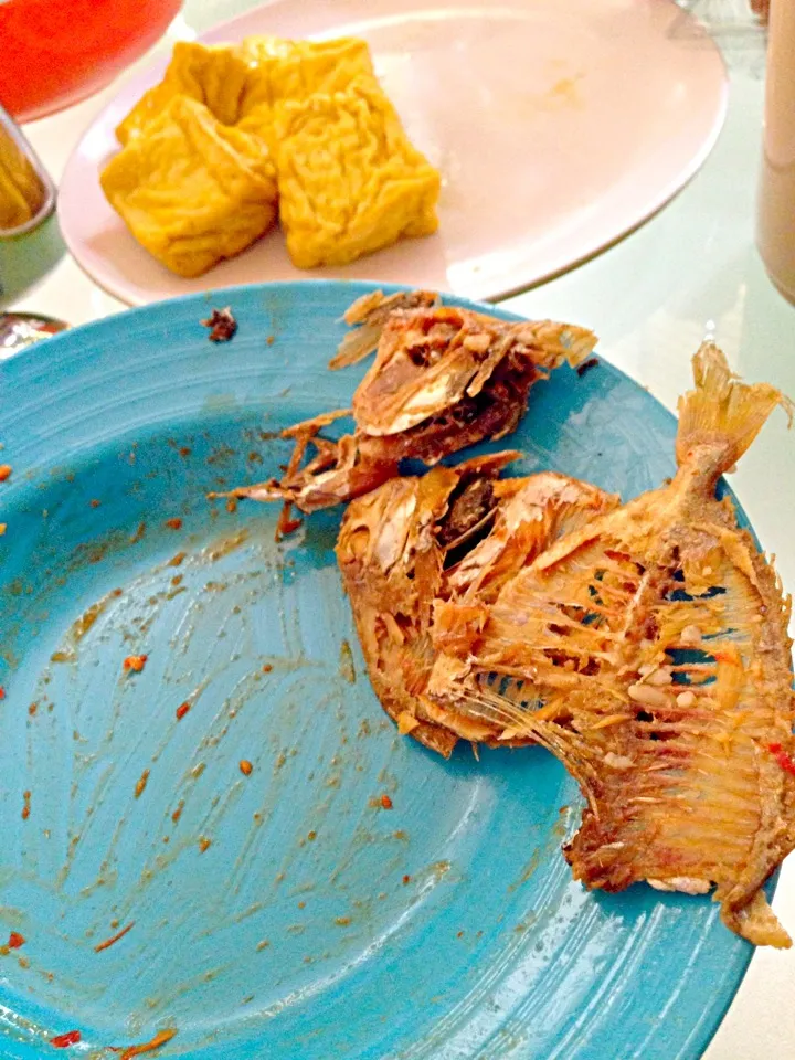 Snapdishの料理写真:Ikan Asin Gereh Pethek + Sambel Terasi Bawang|Retti Syafrianiさん