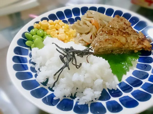 明日の朝ごはん。しばらくこのメニュー。鳥の大つくねと根菜のきんぴら。茶色ばっかりのメニューをお皿と枝豆、コーンで無理矢理カバー。修行が必要だ。。|♡naho♡さん