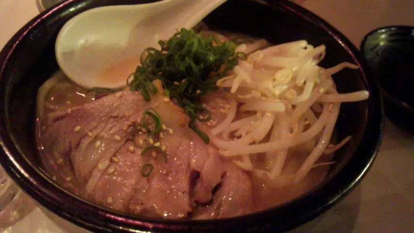 浜松町行きつけで思案中のラーメン|三井さん