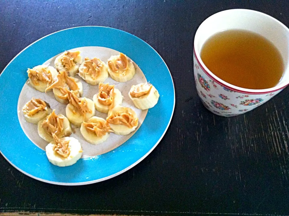 bananas with peanutbutter and teea|sophoa müさん