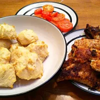 Parmesan almond crusted chicken, gluten free garlic dinner rolls, and garden tomatoes with sea salt|Heather Mayerさん