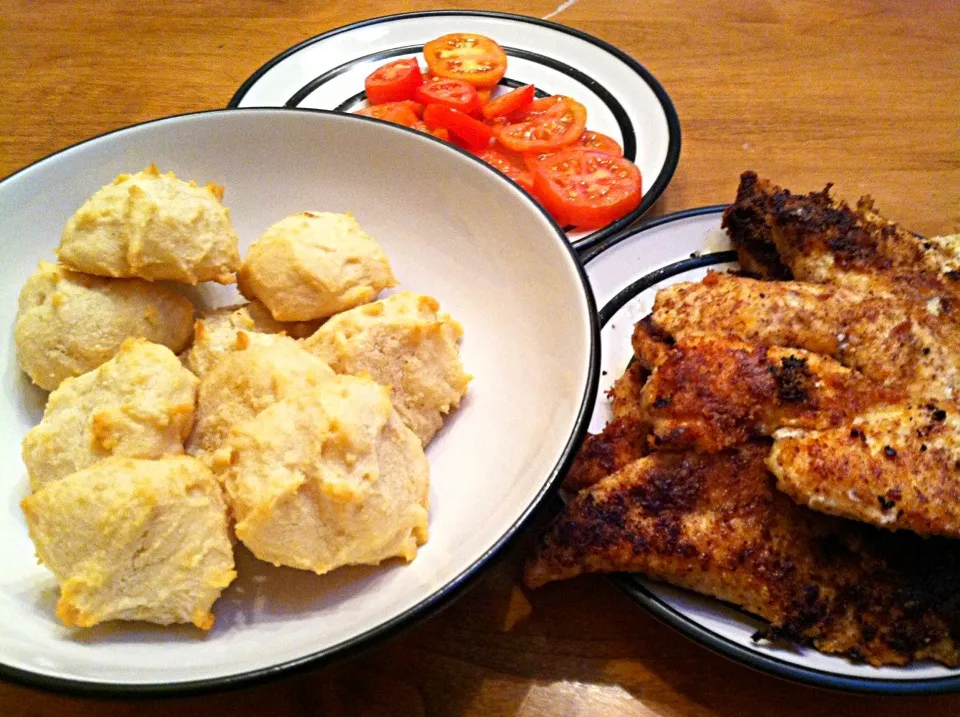 Parmesan almond crusted chicken, gluten free garlic dinner rolls, and garden tomatoes with sea salt|Heather Mayerさん