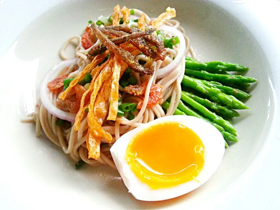 Soba salad with asparagus & crispy fish snack Taro|ครัวอิอ้วน... Chubby Cookさん