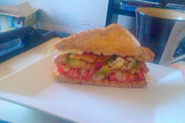 Extreme sandwich(Bacon.tomatoes.avocado.onion.cheddar.pesto.mayo.3 layers of bread)|Catherineさん