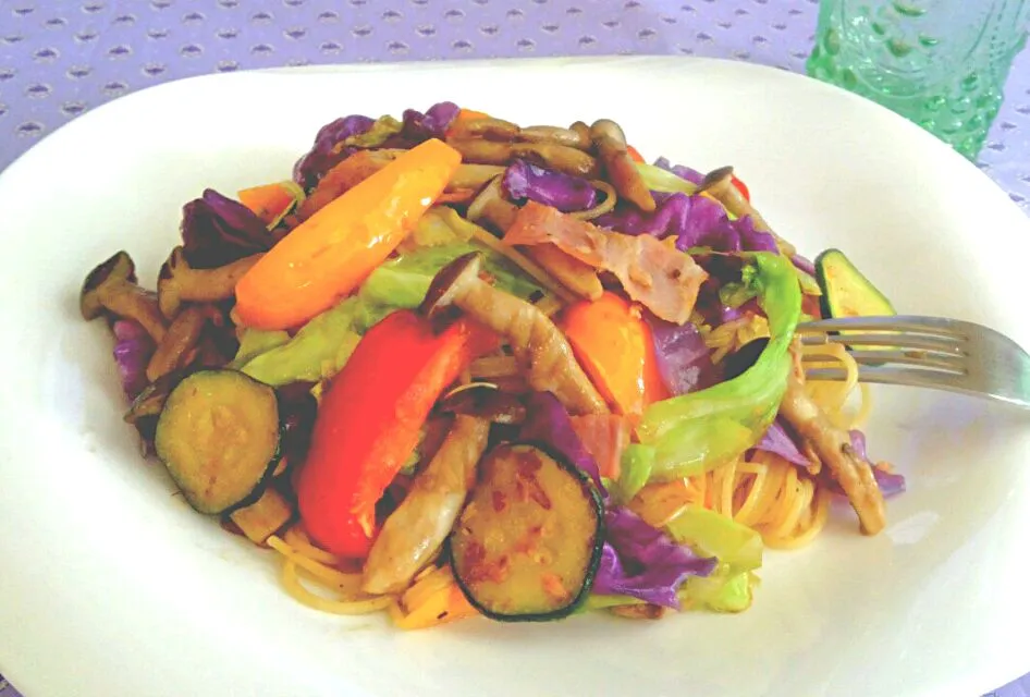 Y氏の凡人さんの2色のキャベツでペペロンチーノで一人お昼♪|ともさん