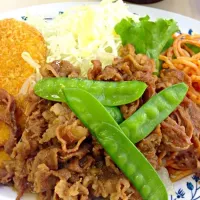 焼き肉定食500円。もちご飯とお味噌汁付き。食べ進んだら、お肉の下に野菜炒めが潜んでました。|れいこさん