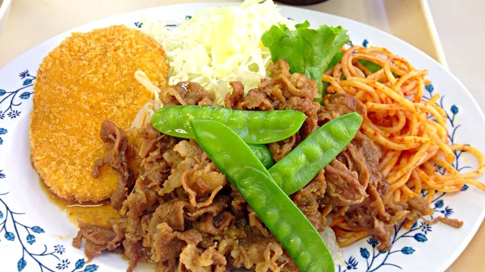 焼き肉定食500円。もちご飯とお味噌汁付き。食べ進んだら、お肉の下に野菜炒めが潜んでました。|れいこさん