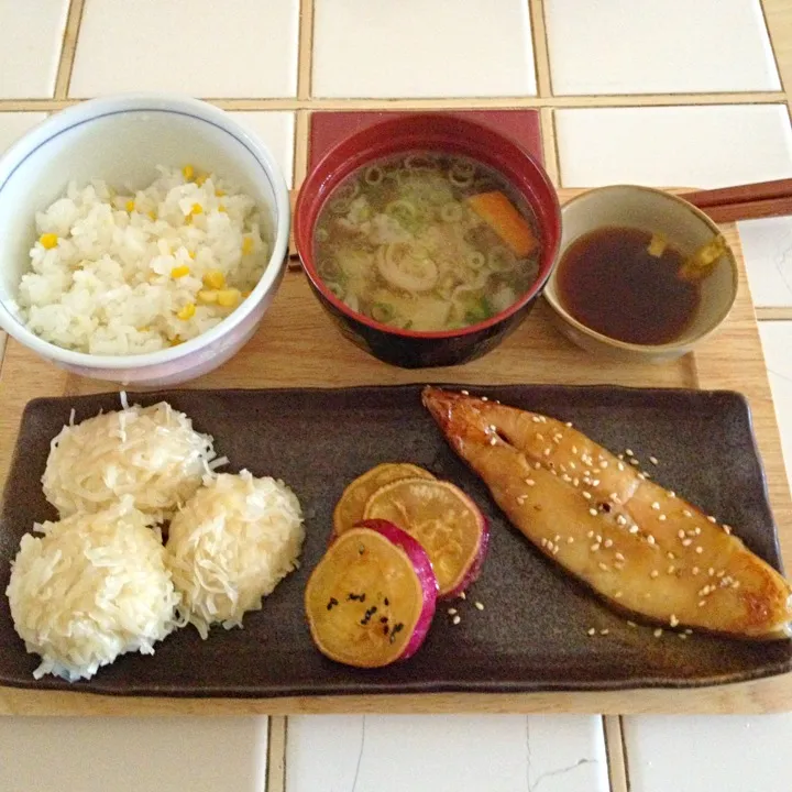 とうもろこしご飯☆からすかれいのみりん干し焼き☆豆腐焼売☆さつまいもの甘煮☆豚汁ʕ•̬͡•ʕ•̫͡•♥|とまこ(*^o^*)さん