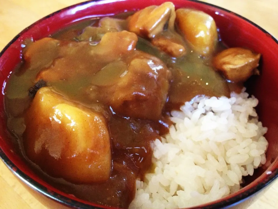 二日目のカレー♪  丼に盛って緑のタバスコをかけた〜♪|ジイジさん