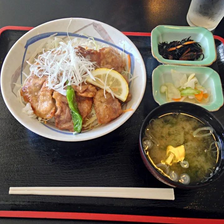 Snapdishの料理写真:マグロ頬肉のステーキ丼！|寿弁当さん