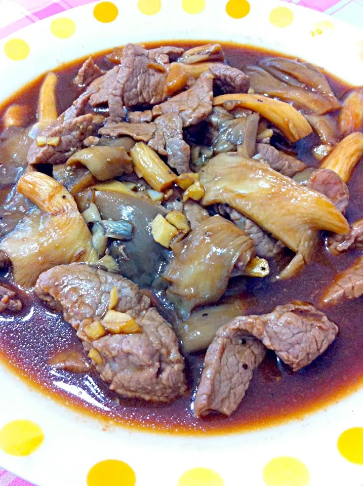 Beef and oyster mushrooms braised with bovril stock|shirlynさん