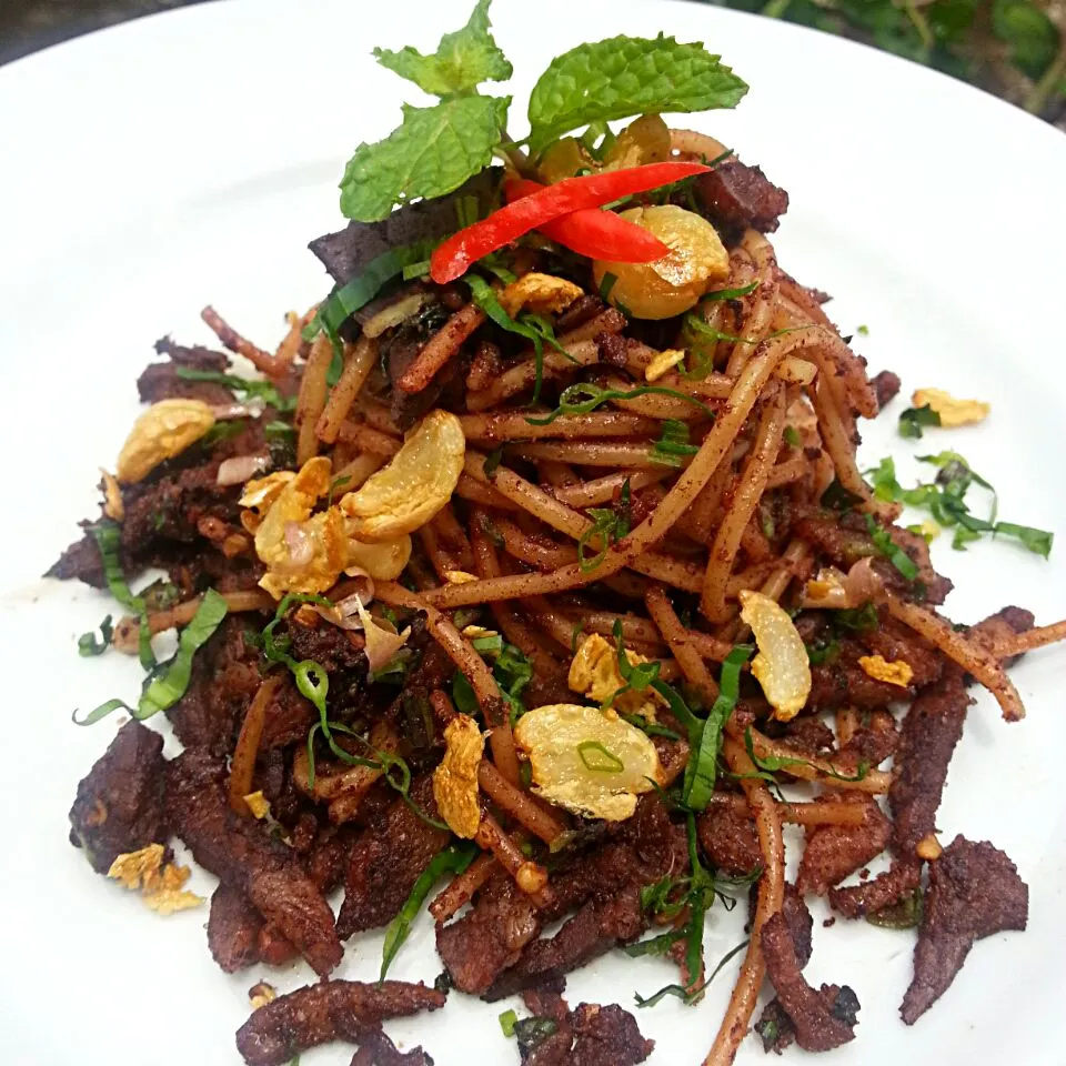 สปาเก็ตตี้ลาบคั่ว... Spagetti Larb Kua|ครัวอิอ้วน... Chubby Cookさん