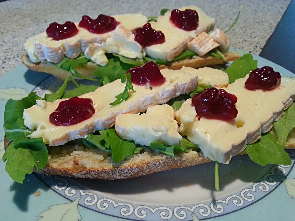 Snapdishの料理写真:Breakfast / Brunch: Baguette with French cheese (Le Vieux Panne) and Swedish rårörda lingon|Frank&Jolanda - Eteninbeeldさん