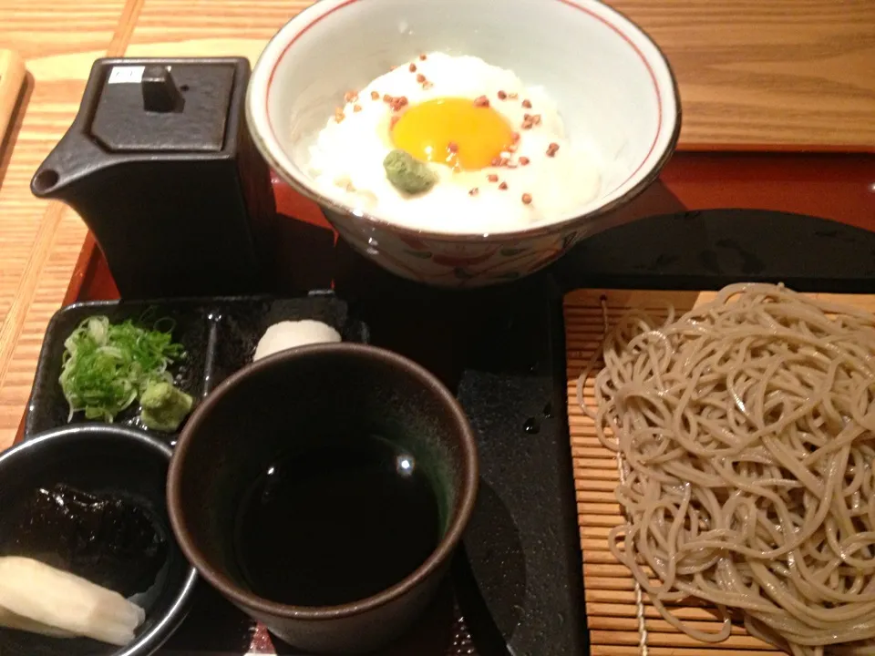 外食で、山かけ丼蕎麦定食|ユムユムさん