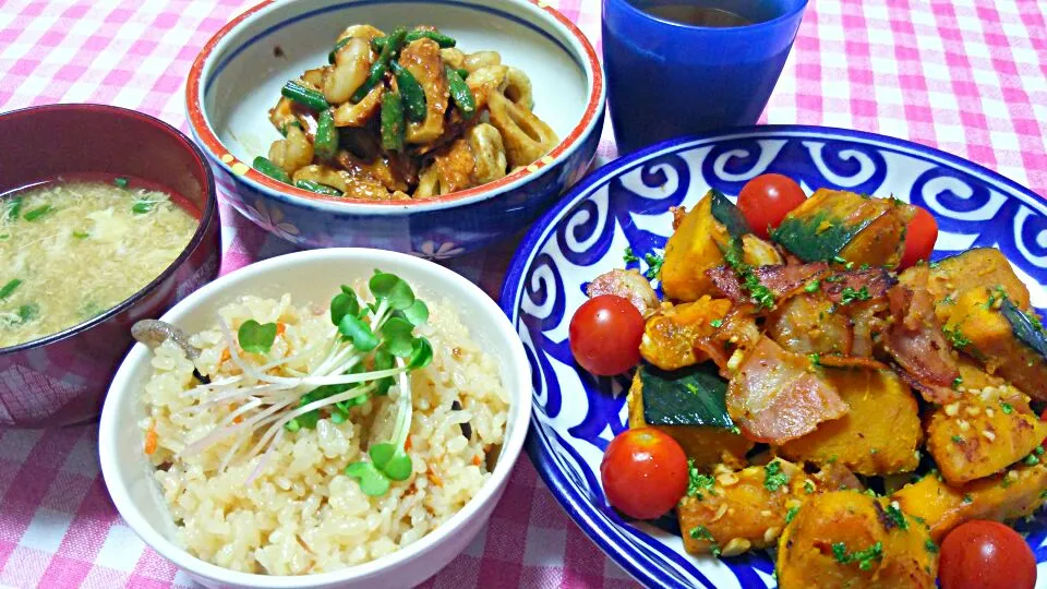 炊き込みごはん(鶏もも肉･油揚げ･人参･蒟蒻･ごぼう･椎茸･しめじ･貝割れ大根)、南瓜とベーコンのガーリックバターソテー(プチトマト･パセリ)、味噌胡麻和え(ちくわ･えび･いんげん)、かきたま汁(卵･青ねぎ)|まあるさん